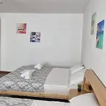 Stephanie Apartment-centru Civic בית אירוח *
