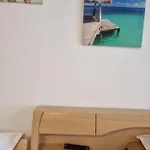 Stephanie Apartment-centru Civic בית אירוח