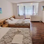 Stephanie Apartment-centru Civic בית אירוח *