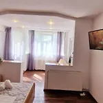 Stephanie Apartment-centru Civic בית אירוח בראשוב