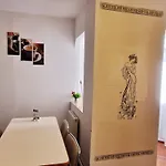 Stephanie Apartment-centru Civic בית אירוח