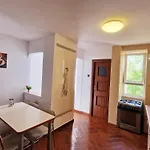 Stephanie Apartment-centru Civic בית אירוח *