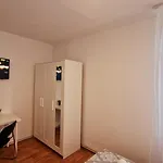 Stephanie Apartment-centru Civic בית אירוח *