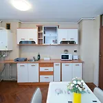 Stephanie Apartment-centru Civic בית אירוח בראשוב