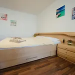 Stephanie Apartment-centru Civic בית אירוח